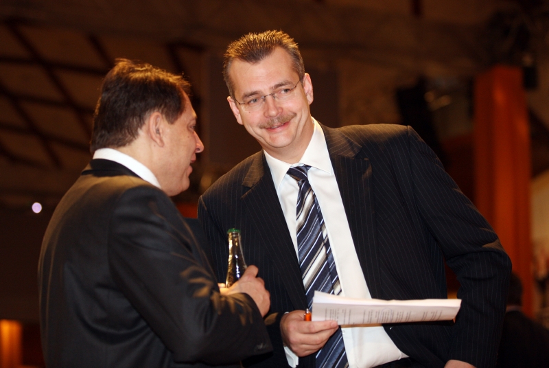 Jaroslav Tvrdík na snímku v rozhovoru s někdejším premiérem Jiřím Paroubkem.