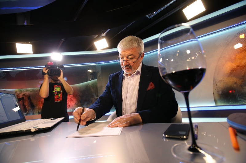 Vladimír Železný se připravuje na premiérový díl pořadu Volejte Železnému.
