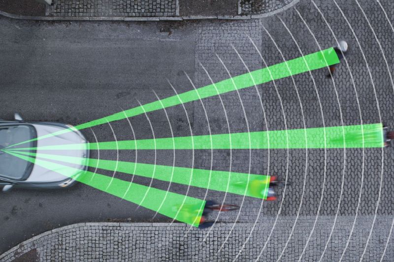 Detekovat překážky už vozy Volvo dovedou, další technologie jim umožní automatické řízení.
