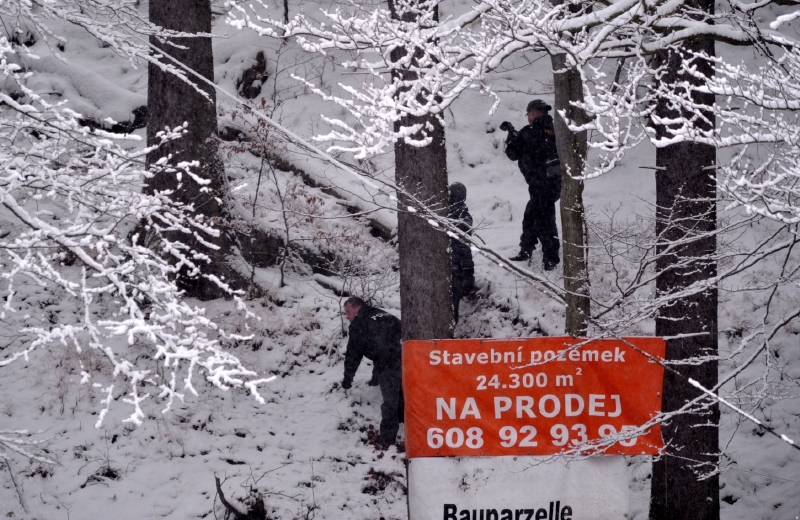 Policisté vyšetřují nehodu lanovky.