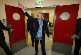 Tady jsem. Le Penová přichází mezi své příznivce.