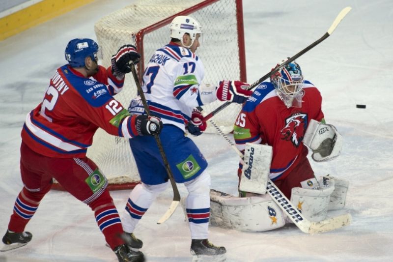 Zleva Jiří Novotný ze Lva, Ilja Kovalčuk z Petrohradu a brankář Lva Petri Vehanen. Zleva Jiří Novotný ze Lva, Ilja Kovalčuk z Petrohradu a brankář Lva Petri Vehanen.