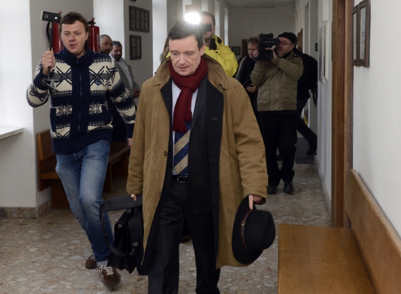 Exposlanec David Rath míří k soudu. 