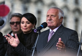 Předvolební mítink hnutí Hlavu vzhůru. Jana Bobošíková s Václavem Klausem.