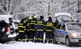 Na místě zasahovala policie, hasiči i záchranka.