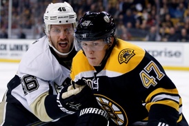 Zarputilý bostonský obránce Torey Krug (vpravo).