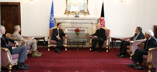 Šéf NATO a Afghánský prezident při jednáních. Šéf NATO a Afghánský prezident při jednáních.