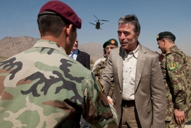 Generální tajemník NATO v Campu Moorhead v Afghánistánu.