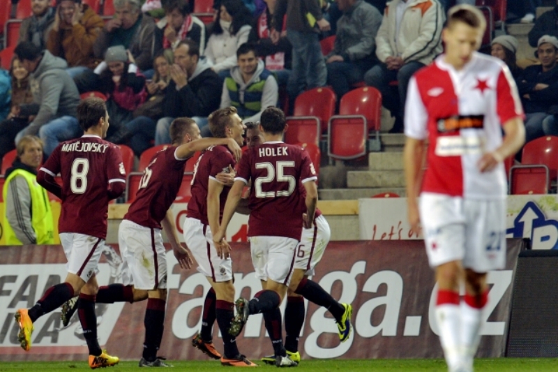 Radost Sparty a zklamání Slavie. Momentka z derby symbolizuje celý ligový podzim. Radost Sparty a zklamání Slavie. Momentka z derby symbolizuje celý ligový podzim.