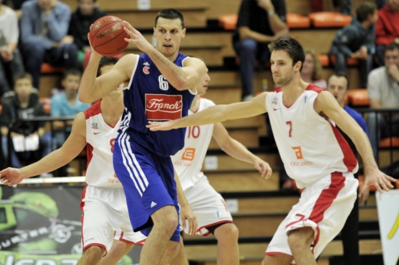 Opora basketbalistů Nymburka Vojtěch Hruban (vpravo). Opora basketbalistů Nymburka Vojtěch Hruban (vpravo).