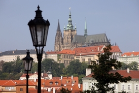 Pouliční lampa, v pozadí Pražský hrad.