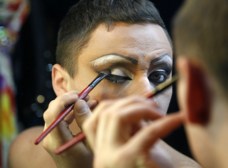 Příprava na vystoupení v homosexuálním klubu Maják v Soči.