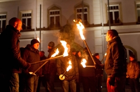 Neonacisté ve Schneebergu před domovem azylantů.