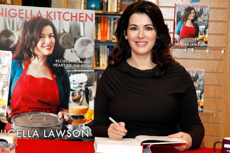 Božská Nigella podepisuje a propaguje jednu ze svých knih. Božská Nigella podepisuje a propaguje jednu ze svých knih.