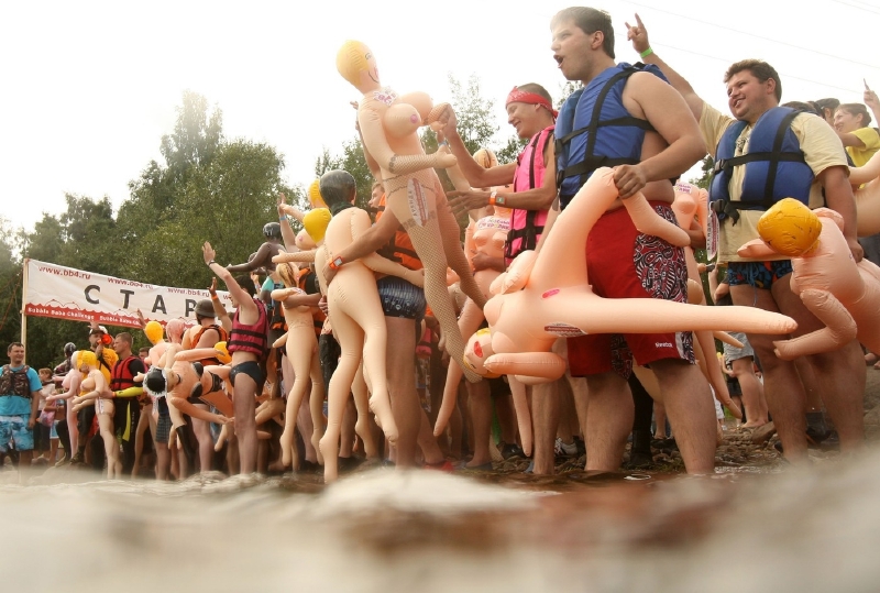 Bubble Baba Challenge, plavání s nafukovací pannou.
