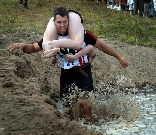 Závody v nesení manželky.