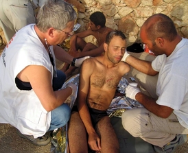 Vyčerpaní ilegálové na italském ostrově Lampedusa.