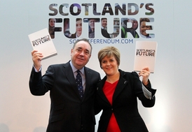 Skotský premiér Alex Salmond se svou zástupkyní Nicolou Sturgeonovou a bílou knihou Budoucnost Skotska.