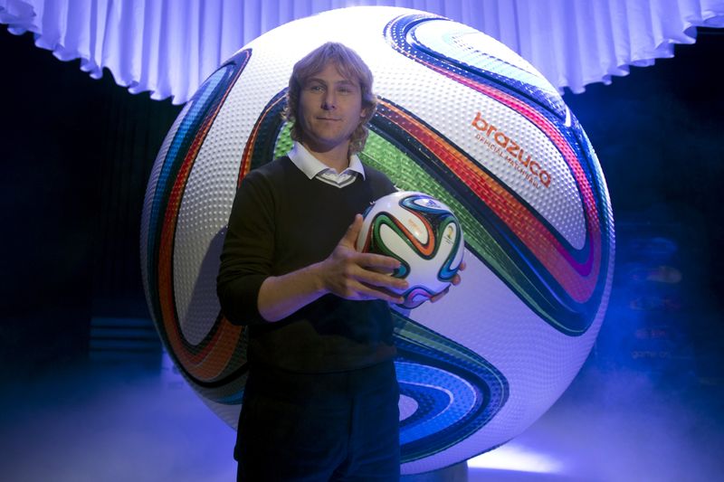 Pavel Nedvěd představil 4. prosince v Praze oficiální míč Brazuca pro fotbalové MS 2014.