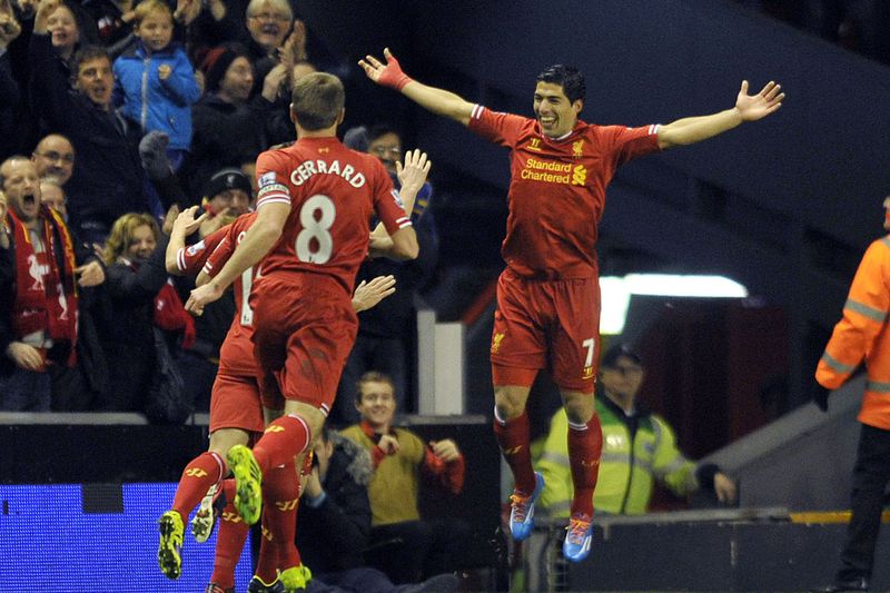 Luis Suárez se raduje se spoluhráči. Luis Suárez se raduje se spoluhráči.