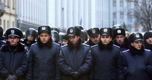 Neprojdou! Policie chrání prezidentskou administrativu v Kyjevě. Neprojdou! Policie chrání prezidentskou administrativu v Kyjevě.