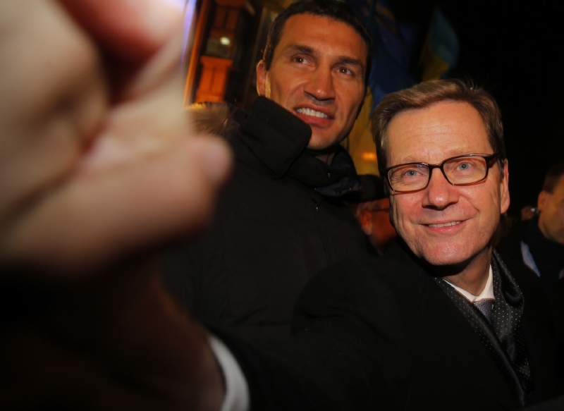 Německý šéf diplomacie Westerwelle si v Kyjevě třese rukou s demonstranty. Vedle něj boxerský šampion Kličko. Německý šéf diplomacie Westerwelle si v Kyjevě třese rukou s demonstranty. Vedle něj boxerský šampion Kličko.