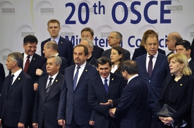 Rodinné foto. Demokraté vedle autokratů.