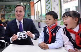 Hele, panda. Cameron s dětmi na základní škole v Číně.