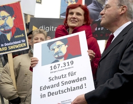Demonstrace Snowdenových příznivců v Berlíně.