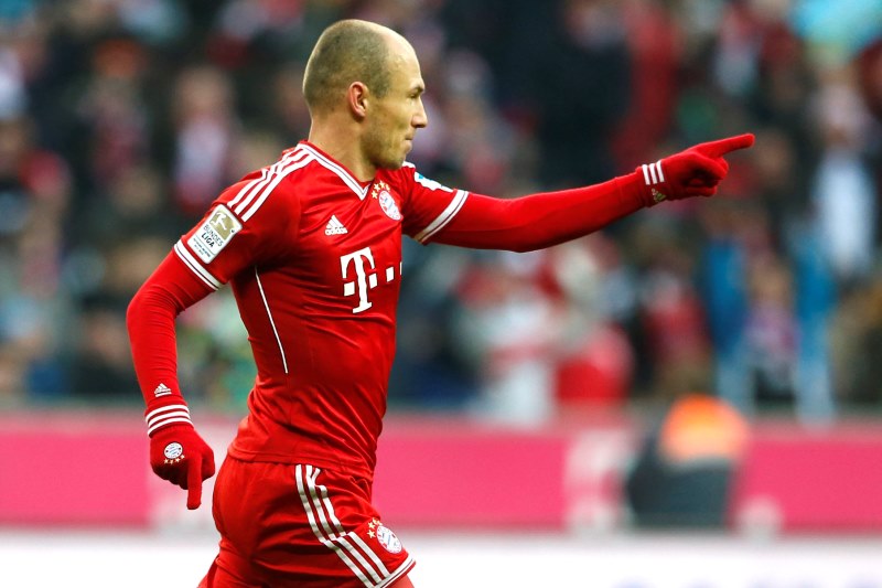 Sotva se do kádru fotbalistů Bayernu Mnichov vrátil po zranění Franck Ribéry, přišel německý mistr o jinou hvězdu Arjena Robbena. Sotva se do kádru fotbalistů Bayernu Mnichov vrátil po zranění Franck Ribéry, přišel německý mistr o jinou hvězdu Arjena Robbena.