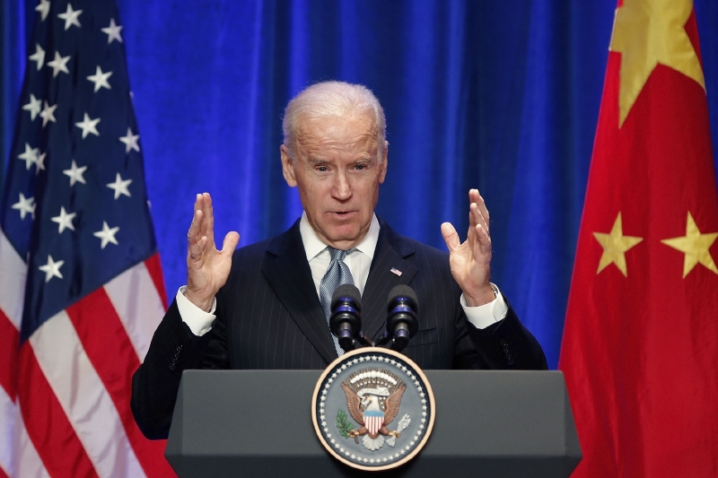 Biden opatrně kritizuje Čínu.