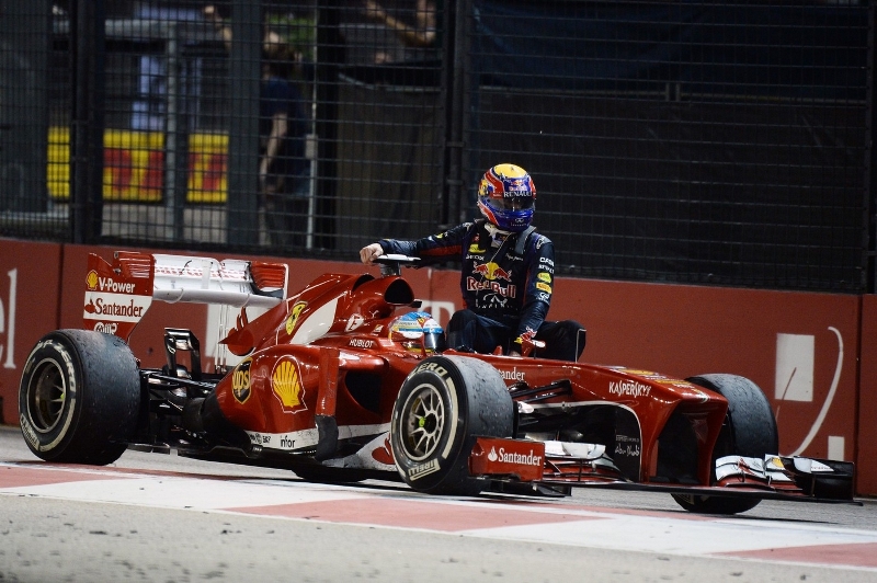 Fernando Alonso si během sezony zahrál na "taxikáře", zastavil Marku Webberovi. Fernando Alonso si během sezony zahrál na "taxikáře", zastavil Marku Webberovi.
