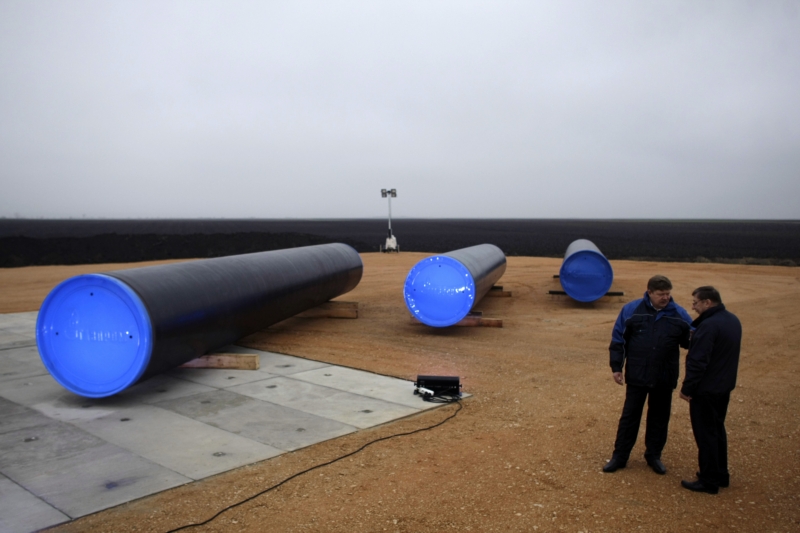 Ruští představitelé z plynárenského gigantu Gazprom tvrdí, že výstavbě plynovodu nic nezabrání. Ruští představitelé z plynárenského gigantu Gazprom tvrdí, že výstavbě plynovodu nic nezabrání.