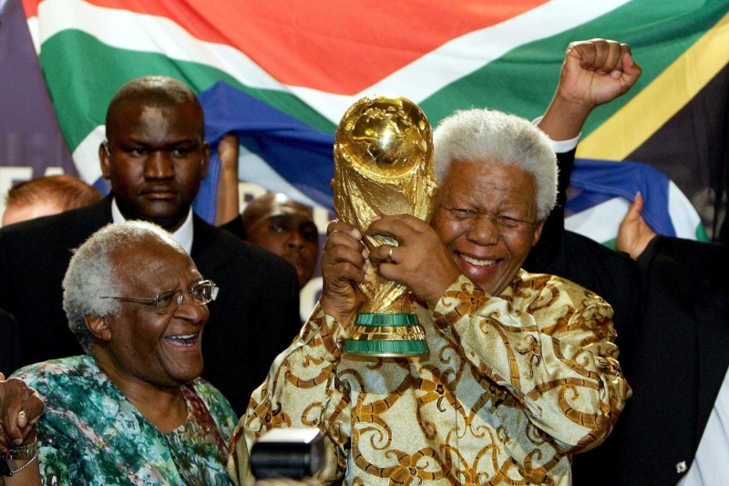 Nelson Mandela s trofejí pro fotbalové mistry světa.