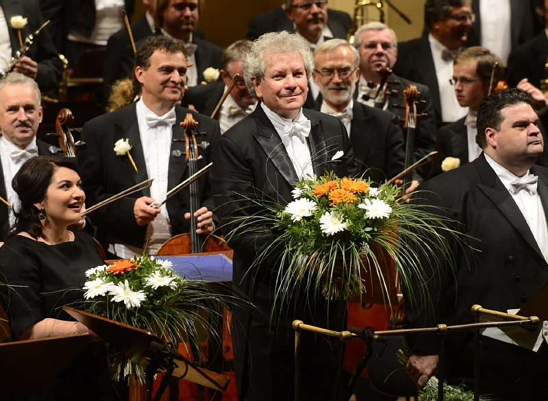 Šéfdirigent České filharmonie Jiří Bělohlávek. Šéfdirigent České filharmonie Jiří Bělohlávek.