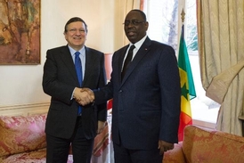 Manule Barroso v paříži se senegalským prezidentem Mackym Sallem.