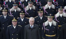 Prezident Miloš Zeman s vojáky Hradní stráže.