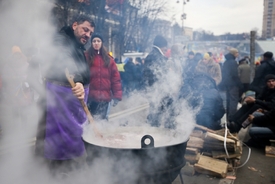 Protestující v Kyjevě mrznou, něco teplého přijde vhod.