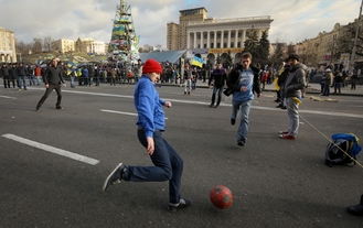 Demonstrace a fotbálek v centru KJyjeva.