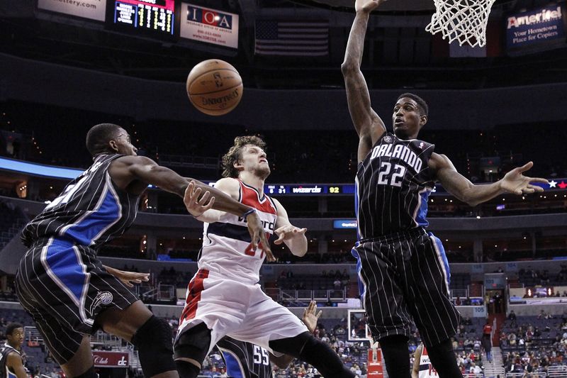 Basketbalista jiří Veselý (v bílém dresu) se proti Milwaukee neprosadil.