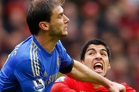 Suárez loni napadl v zápase s Chelsea Branka Ivanoviče.