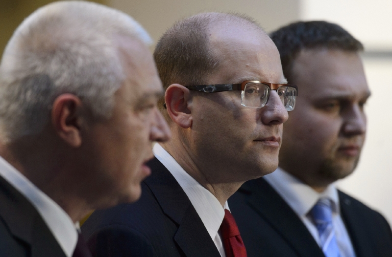 Zleva předseda poslaneckého klubu hnutí ANO Jaroslav Faltýnek, předseda ČSSD Bohuslav Sobotka a místopředseda KDU-ČSL Marian Jurečka. Zleva předseda poslaneckého klubu hnutí ANO Jaroslav Faltýnek, předseda ČSSD Bohuslav Sobotka a místopředseda KDU-ČSL Marian Jurečka.