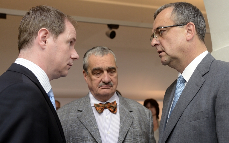 Zleva Petr Gazdík, Karel Schwarzenberg a Miroslav Kalousek. Zleva Petr Gazdík, Karel Schwarzenberg a Miroslav Kalousek.