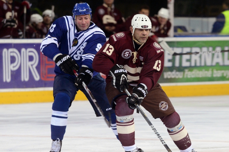 Oslavy 110 let od vzniku hokejového klubu Sparta Praha - Den sparťana: utkání veteránů Sparta - Gazprom (Rusko), 7. prosince v Praze. Richard Žemlička ze Sparty (vpravo) a Igor Ševcov z Gazpromu.