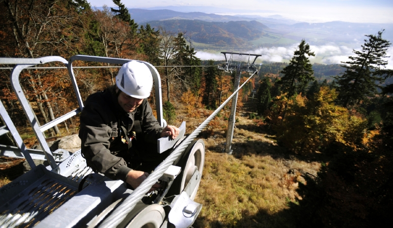 Lanovka v skiareálu Červená Voda prošla před zimní sezónou velkou kontrolou. Lanovka v skiareálu Červená Voda prošla před zimní sezónou velkou kontrolou.