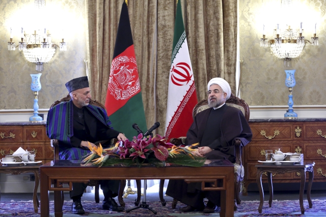 Afghánský prezident Hamíd Karzáí (vlevo) se svým íránským protějškem Hasanem Rúháním. Afghánský prezident Hamíd Karzáí (vlevo) se svým íránským protějškem Hasanem Rúháním.