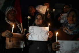 Palestinci vzdávající hold Mandelovi v Gaze.
