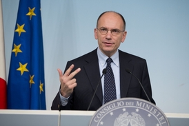Premiér Enrico Letta podporoval Renziho soupeře Gianniho Cuperla.