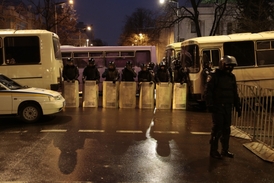 Protestující se snaží ochránit střed města před očekávaným zásahem těžkooděnců ze speciálních jednotek.