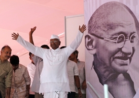 Anna Hazare stál na počátku hnutí, které předcházelo vzniku AAP.